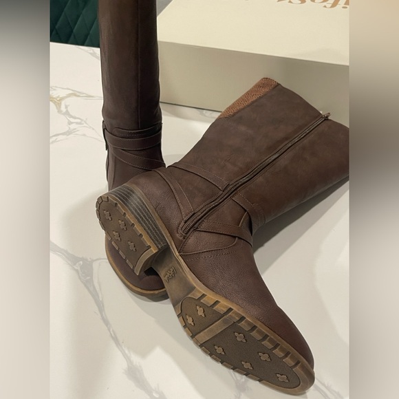 Brown Knee-High Women's Boots - Picture 5 of 8